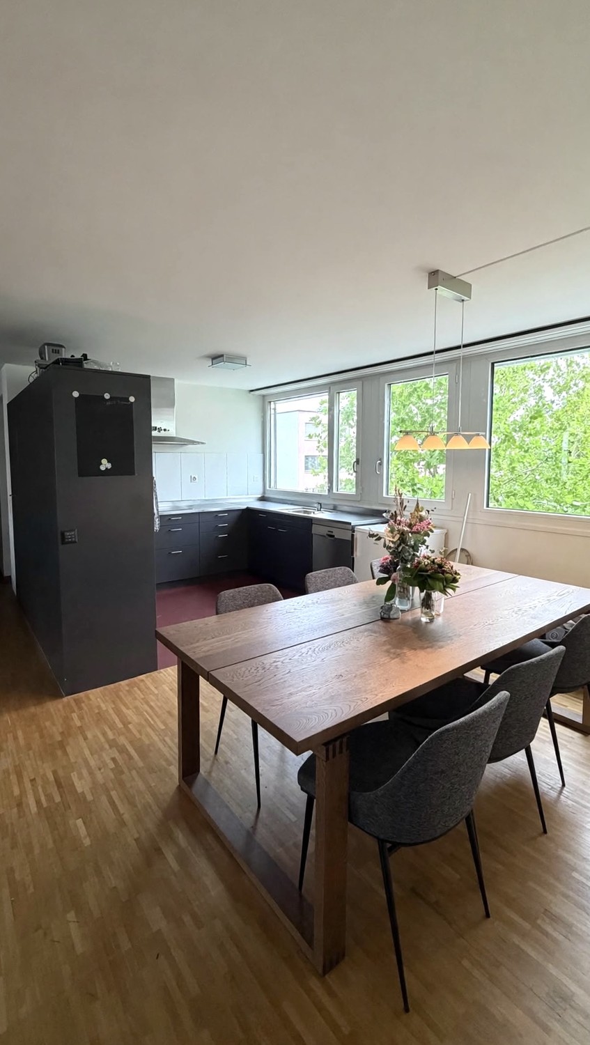 Zimmer in einer WG

Bevorzugt eine Frau 👩🏼 – wir suchen eine weibliche Mitbewohnerin, um die WG gemischt zu halten.

Suchen Sie einen neuen Ort, den Sie Ihr Zuhause nennen können? 🏡

Die Wohnung befindet sich in Oerlikon, in einer tollen und praktischen Lage, etwa 8 Minuten vom Bahnhof Oerlikon e