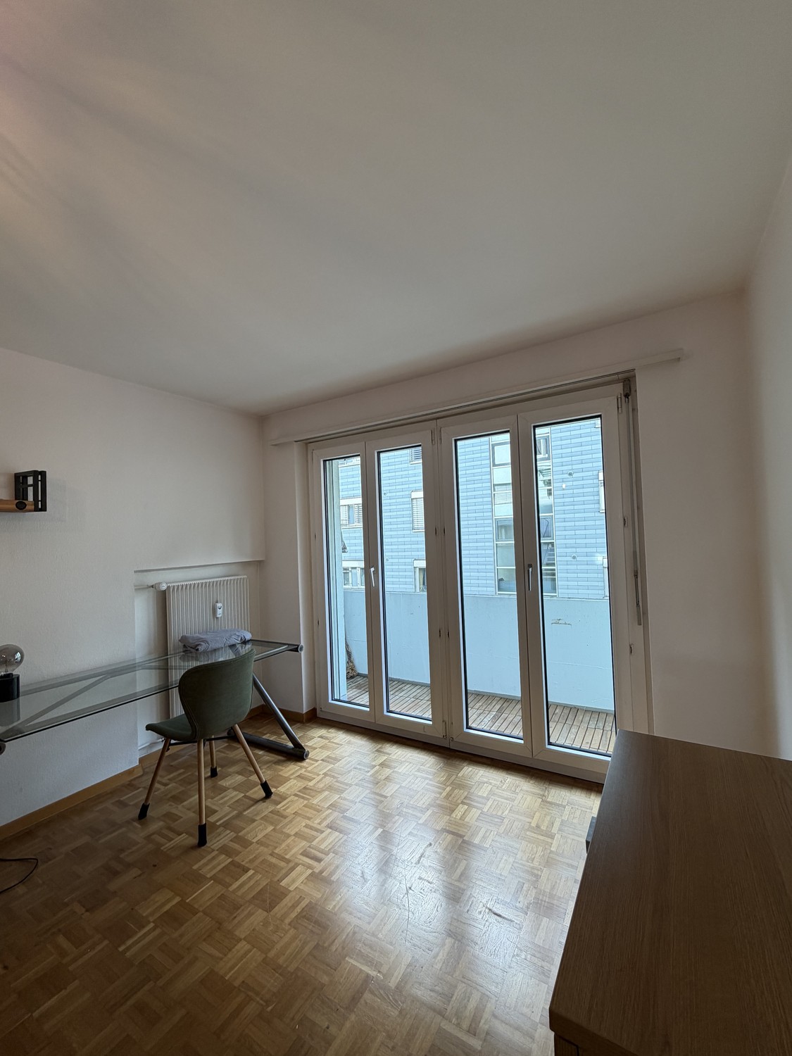 Stanza in un appartamento condiviso

3er WG in Luzern :)

Per prima cosa la posizione, che è ovviamente top, in 4min a piedi si è alla HB Luzern ed è anche super collegata per arrivare ovunque.

La stanza stessa è molto spaziosa e luminosa, solo i mobili saranno diversi, poiché quelli attuali nella , foto 4 di 5