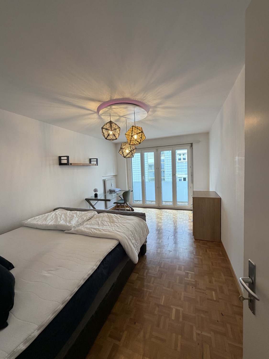 Stanza in un appartamento condiviso

3er WG in Luzern :)

Per prima cosa la posizione, che è ovviamente top, in 4min a piedi si è alla HB Luzern ed è anche super collegata per arrivare ovunque.

La stanza stessa è molto spaziosa e luminosa, solo i mobili saranno diversi, poiché quelli attuali nella , foto 1 di 5