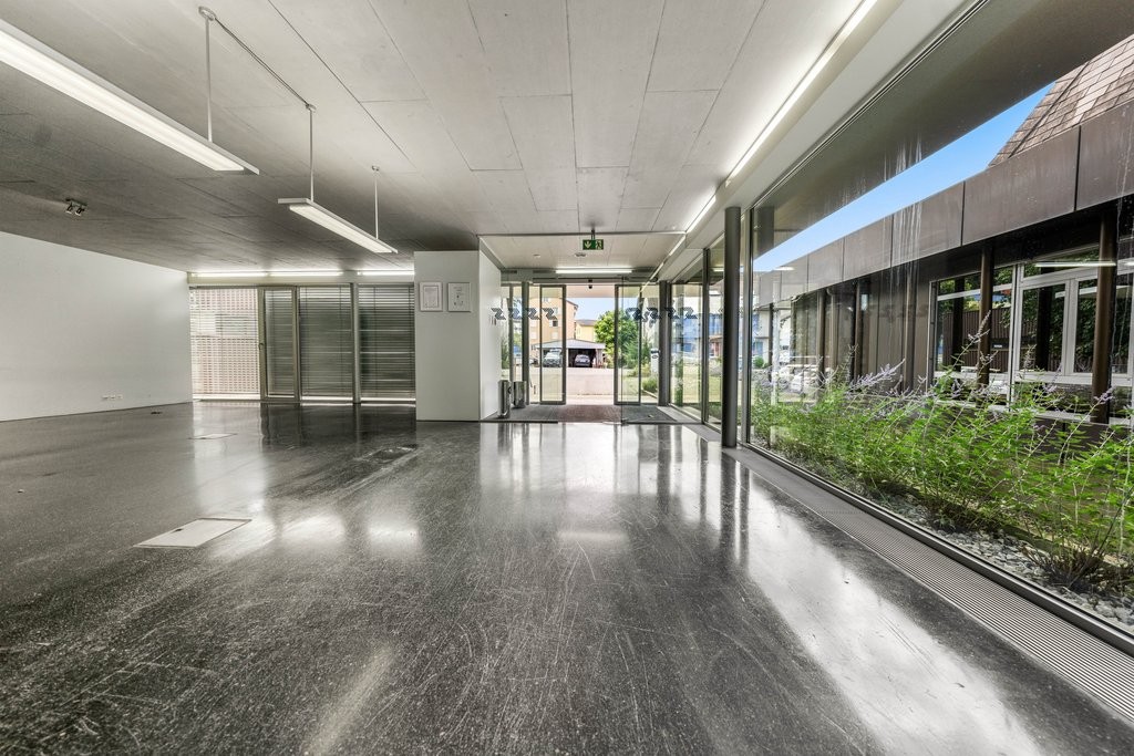 68m² office