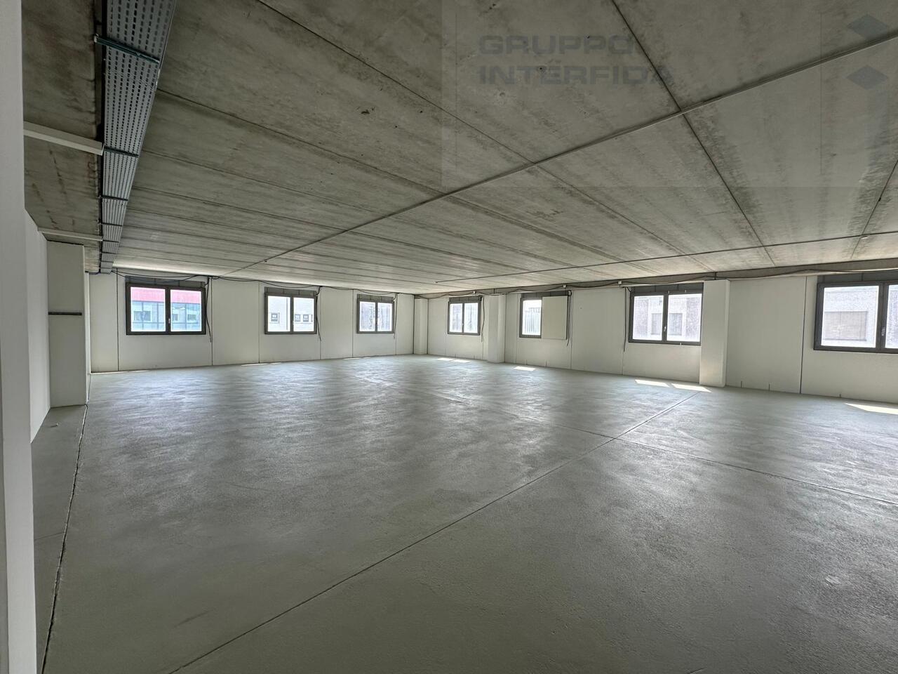 385m² office