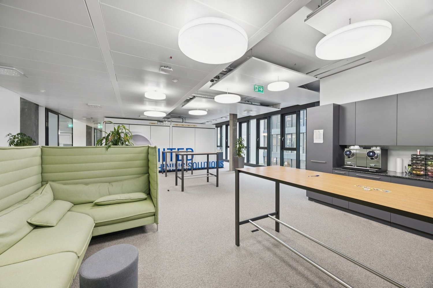 1048m² ufficio, foto 1 di 5