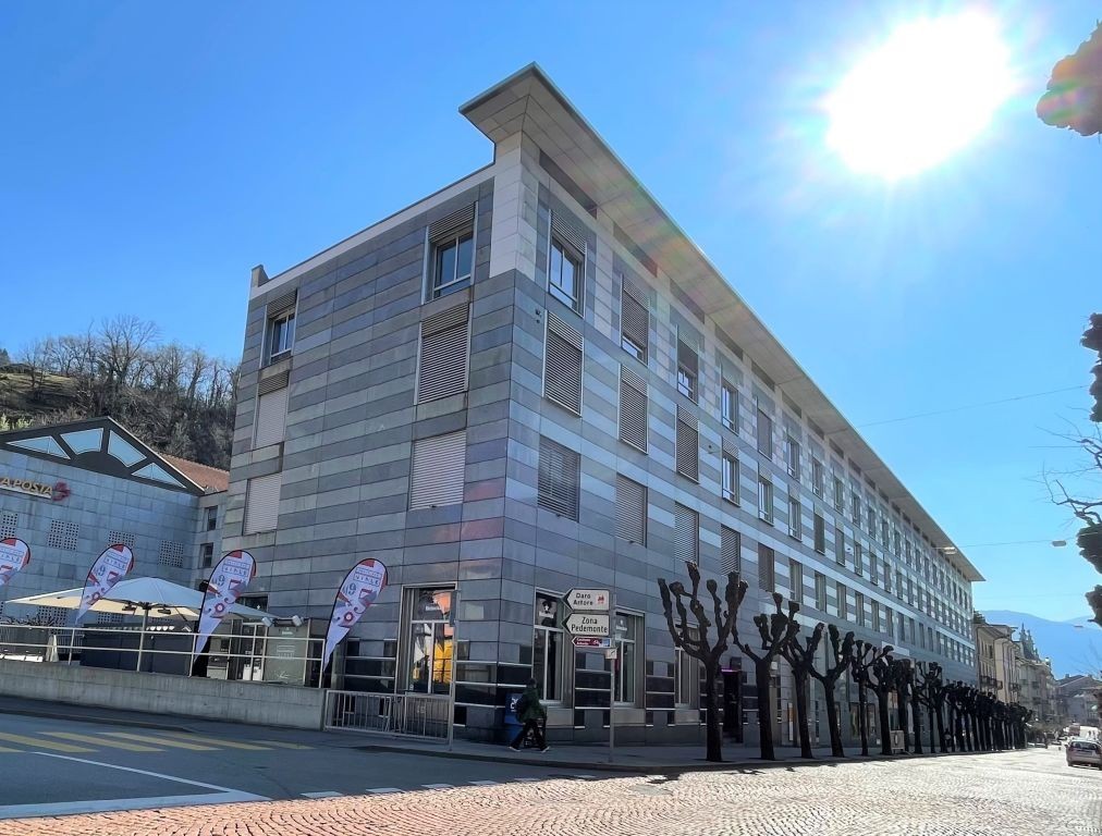 215m² shop