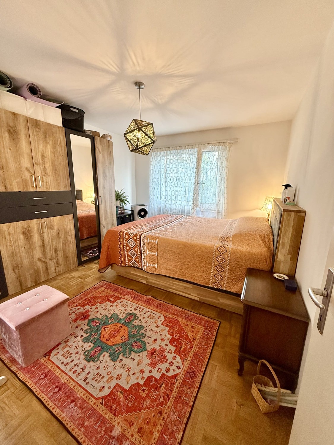 Stanza in un appartamento condiviso

3er WG in Luzern :)

Per prima cosa la posizione, che è ovviamente top, in 4min a piedi si è alla HB Luzern ed è anche super collegata per arrivare ovunque.

La stanza stessa è molto spaziosa e luminosa, solo i mobili saranno diversi, poiché quelli attuali nella 