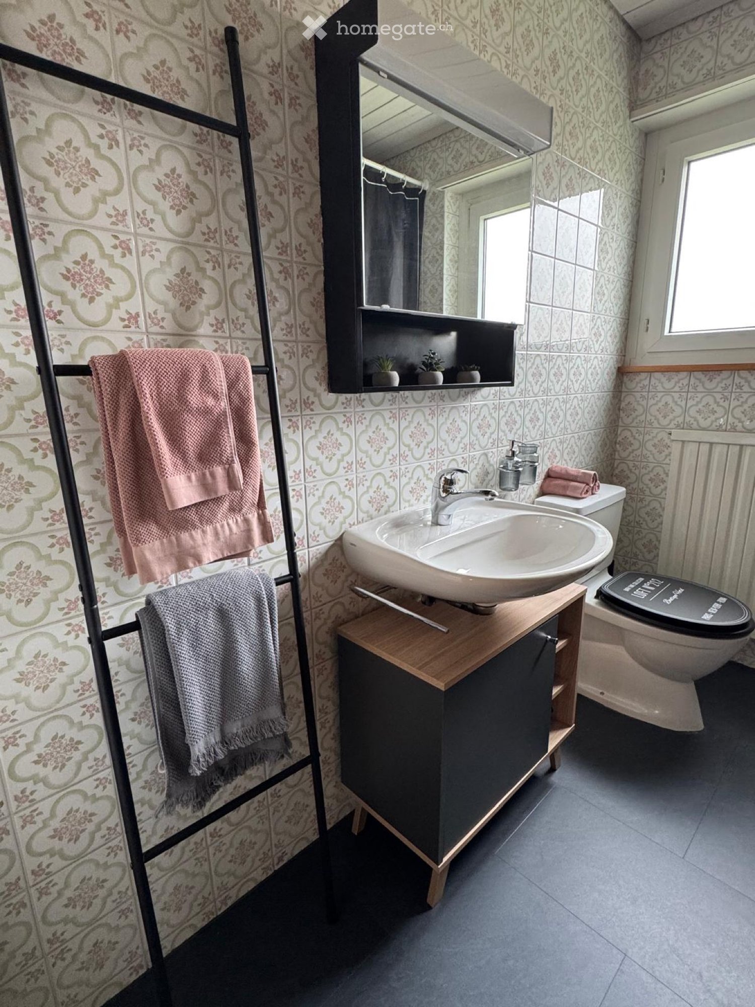 3280 Murten

Maison meublée à louer à la semaine ou au mois.
Prix sur demande.

Données clés :
- Entrée avec grand vestiaire
- 3 chambres à coucher
- Cuisine avec coin repas et accès à la terrasse
- Salon avec accès à la terrasse
- Salle de bain avec baignoire
- WC séparé
- Couloir avec armoire mura