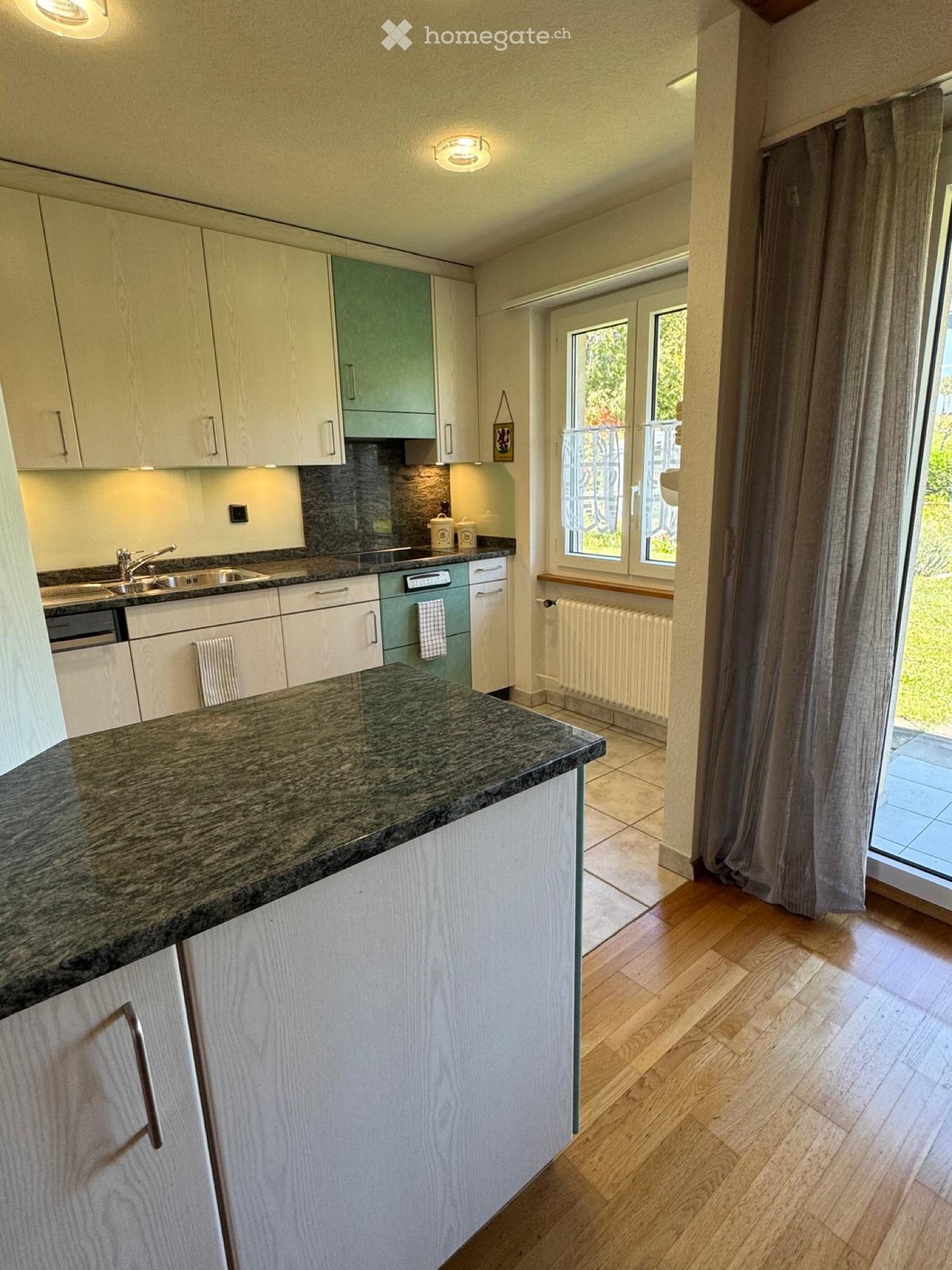 3280 Murten

Maison meublée à louer à la semaine ou au mois.
Prix sur demande.

Données clés :
- Entrée avec grand vestiaire
- 3 chambres à coucher
- Cuisine avec coin repas et accès à la terrasse
- Salon avec accès à la terrasse
- Salle de bain avec baignoire
- WC séparé
- Couloir avec armoire mura