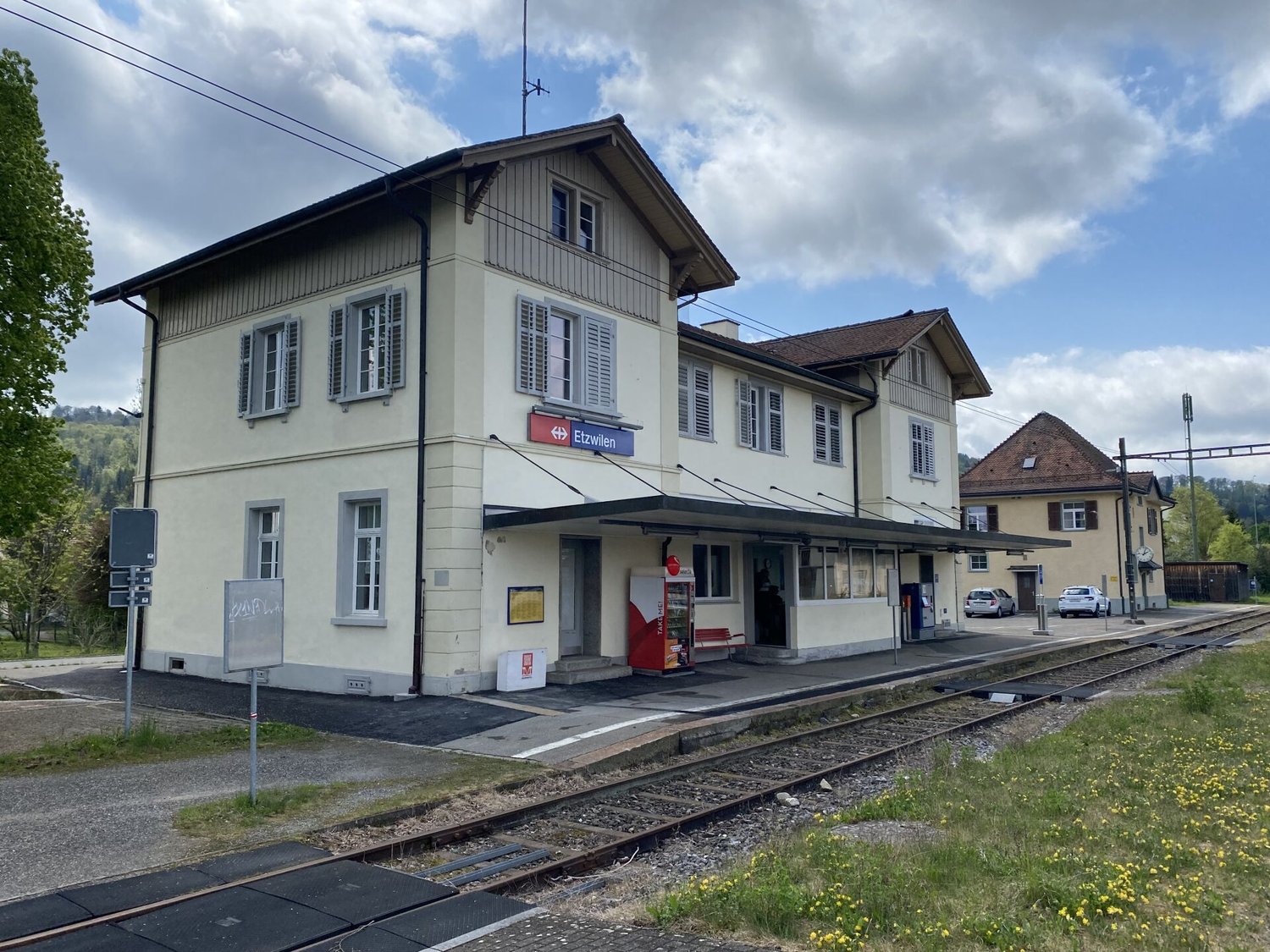 Bureaux de 176m²

Surface polyvalente avec marge de manœuvre pour votre concept d'utilisation

À la gare d'Etzwilen, une surface généreuse d'environ 175,7 m², incluant une surface de stockage, est à louer.

La surface est livrée en état brut et offre ainsi une grande marge de manœuvre pour la mise e