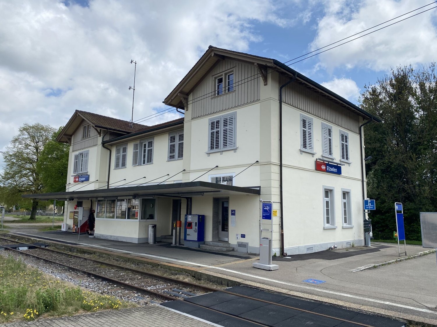 Bureaux de 176m²

Surface polyvalente avec marge de manœuvre pour votre concept d'utilisation

À la gare d'Etzwilen, une surface généreuse d'environ 175,7 m², incluant une surface de stockage, est à louer.

La surface est livrée en état brut et offre ainsi une grande marge de manœuvre pour la mise e