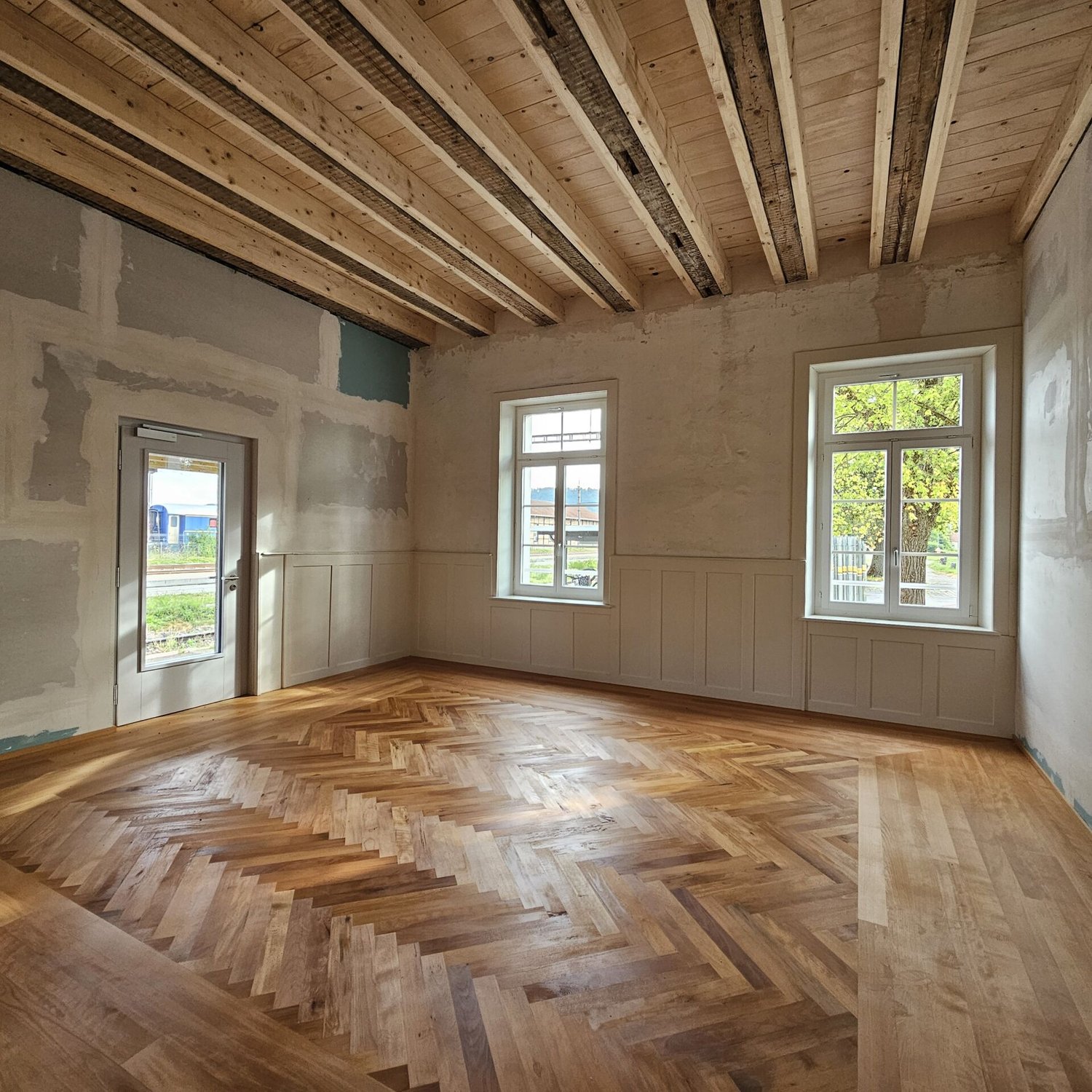 Bureaux de 176m²

Surface polyvalente avec marge de manœuvre pour votre concept d'utilisation

À la gare d'Etzwilen, une surface généreuse d'environ 175,7 m², incluant une surface de stockage, est à louer.

La surface est livrée en état brut et offre ainsi une grande marge de manœuvre pour la mise e