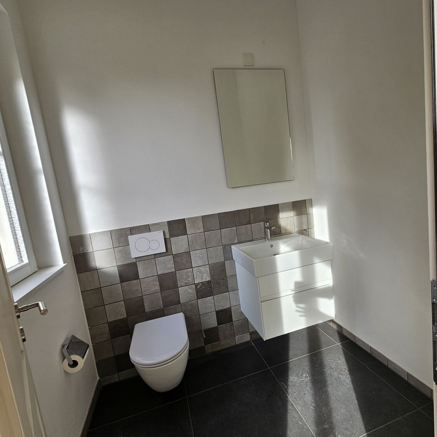 Bureaux de 176m²

Surface polyvalente avec marge de manœuvre pour votre concept d'utilisation

À la gare d'Etzwilen, une surface généreuse d'environ 175,7 m², incluant une surface de stockage, est à louer.

La surface est livrée en état brut et offre ainsi une grande marge de manœuvre pour la mise e