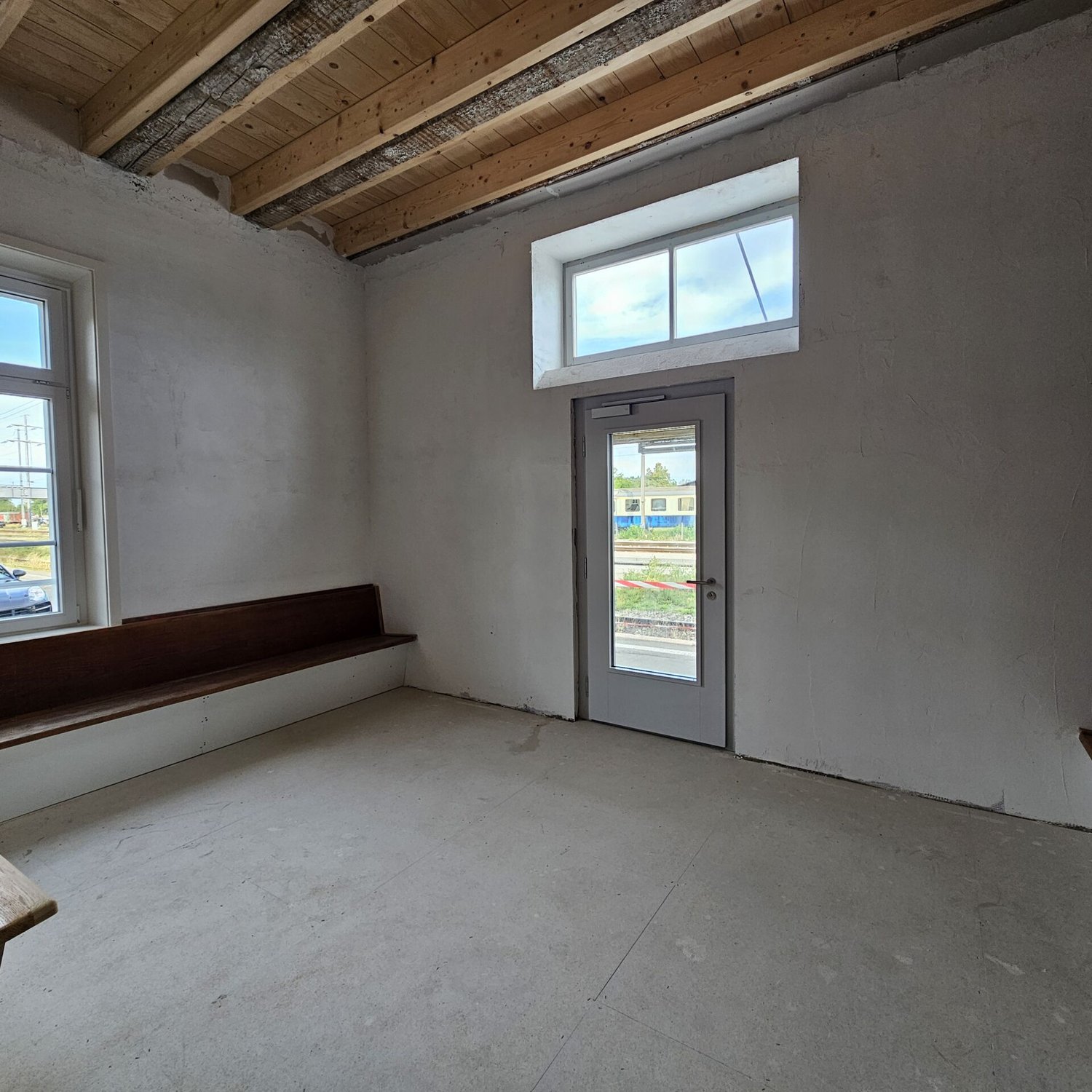 Bureaux de 176m²

Surface polyvalente avec marge de manœuvre pour votre concept d'utilisation

À la gare d'Etzwilen, une surface généreuse d'environ 175,7 m², incluant une surface de stockage, est à louer.

La surface est livrée en état brut et offre ainsi une grande marge de manœuvre pour la mise e