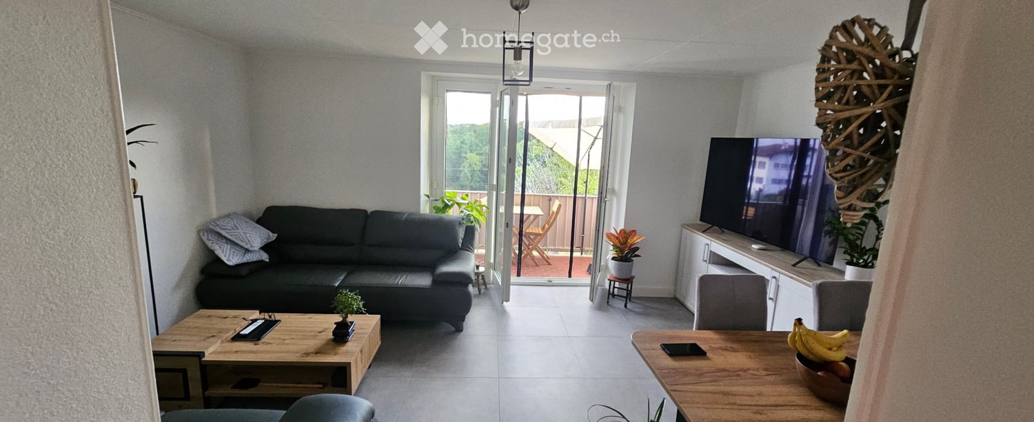 3 ½ room apartment much bright, fully renovated. Including an entrance hall, a fully equipped kitchen, a living room, two bedrooms, a balcony with a very beautiful view, a bathroom, a large attic, and a large cellar.
Available for the first of November. Rent 1710 Frs. including charges.