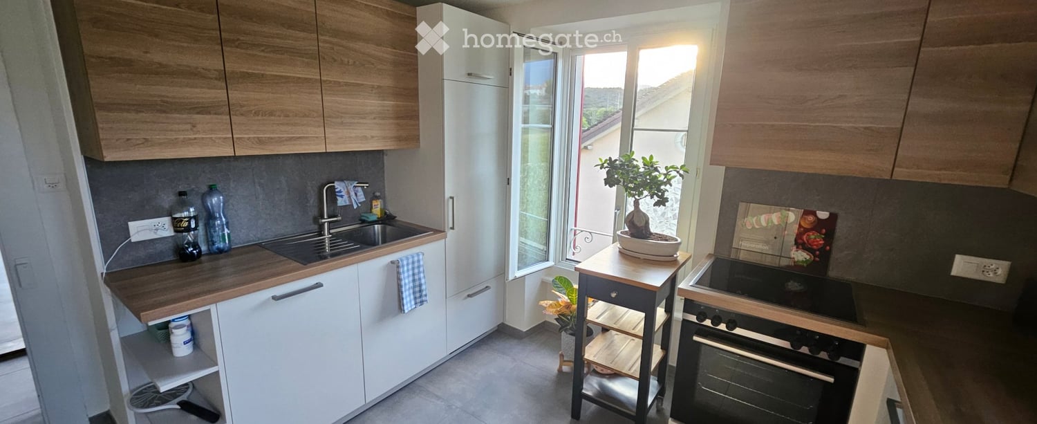3 ½ room apartment much bright, fully renovated. Including an entrance hall, a fully equipped kitchen, a living room, two bedrooms, a balcony with a very beautiful view, a bathroom, a large attic, and a large cellar.
Available for the first of November. Rent 1710 Frs. including charges.