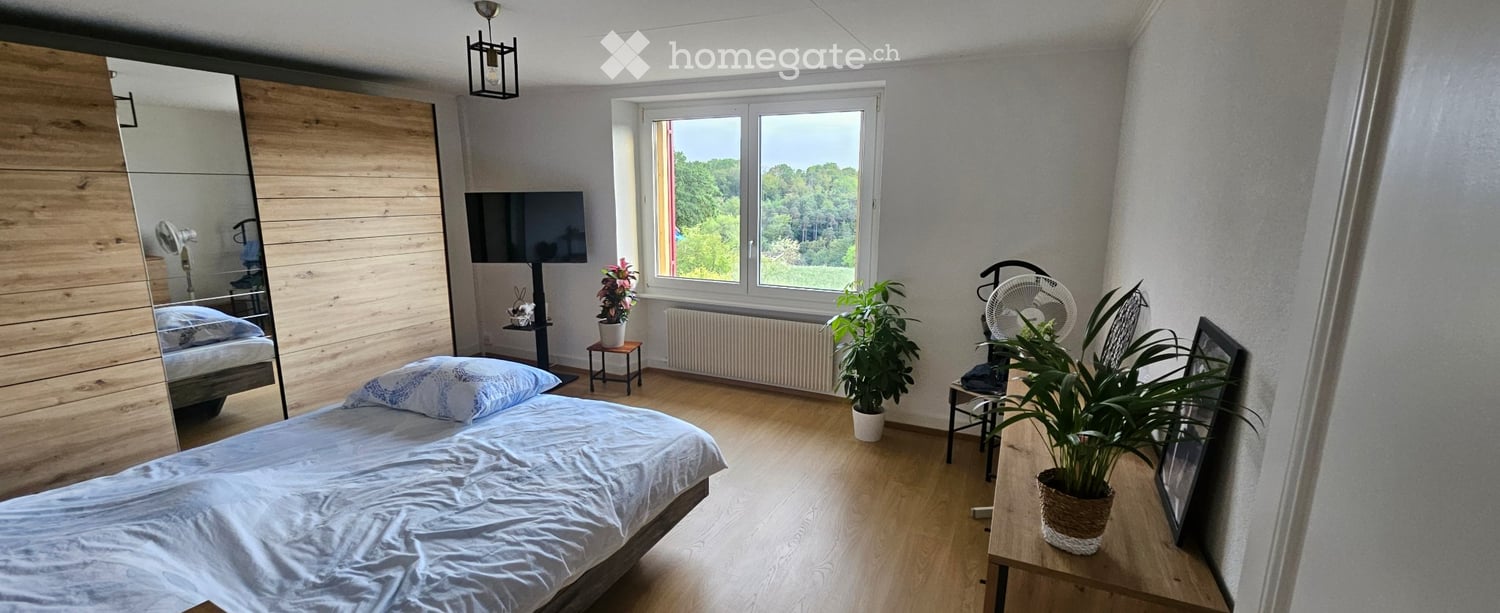 3 ½ room apartment much bright, fully renovated. Including an entrance hall, a fully equipped kitchen, a living room, two bedrooms, a balcony with a very beautiful view, a bathroom, a large attic, and a large cellar.
Available for the first of November. Rent 1710 Frs. including charges.