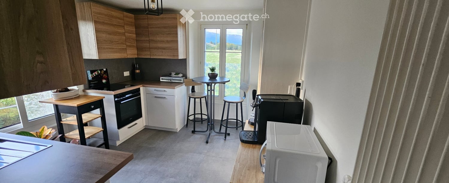 3 ½ room apartment much bright, fully renovated. Including an entrance hall, a fully equipped kitchen, a living room, two bedrooms, a balcony with a very beautiful view, a bathroom, a large attic, and a large cellar.
Available for the first of November. Rent 1710 Frs. including charges.