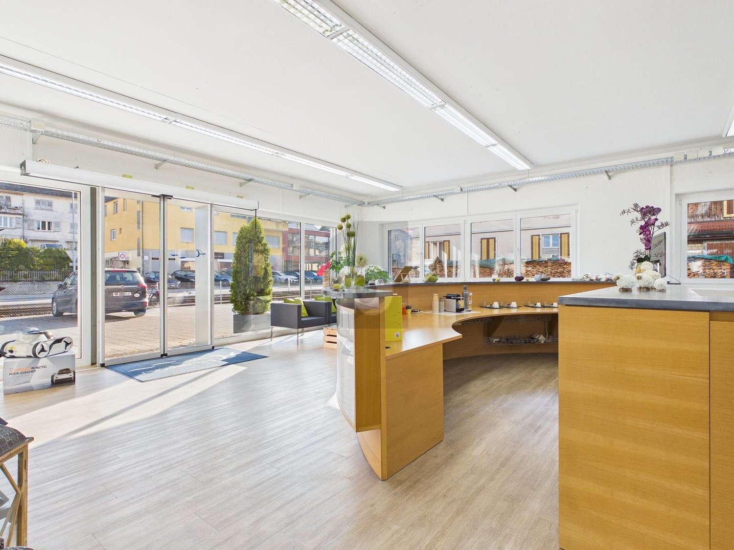 350m² shop