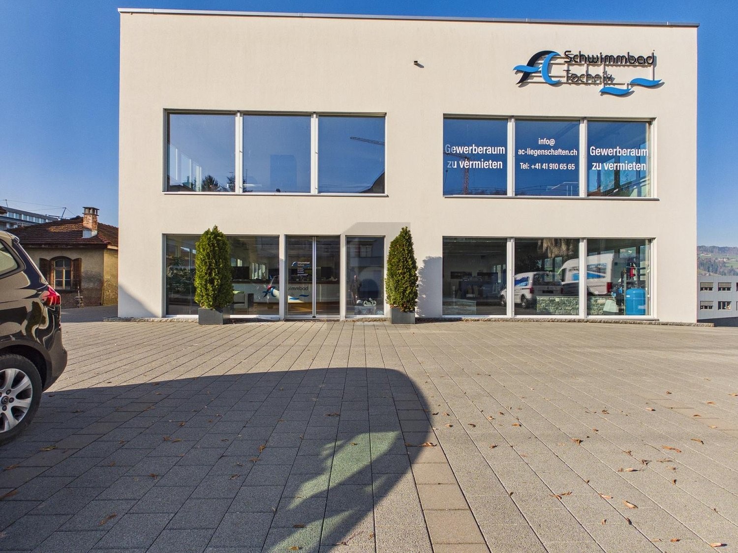 350m² shop