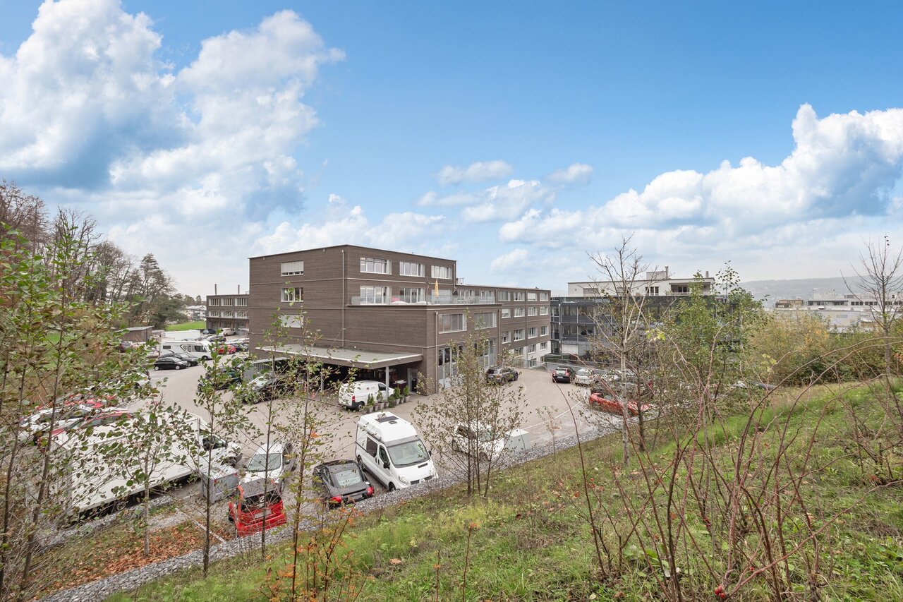 708m² commerciale, foto 1 di 10