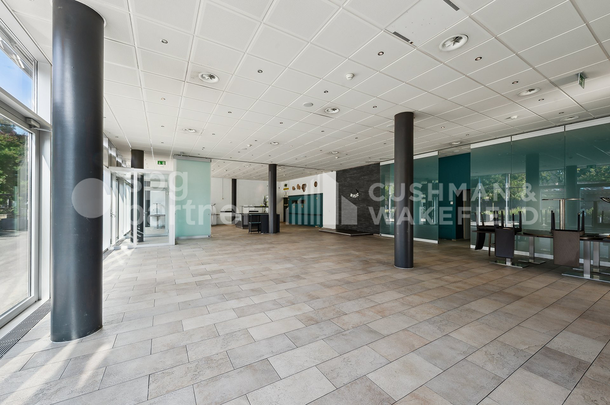 548m² Gewerbefläche","description":"Vielseitige, schlüsselfertige Fläche von 548 m² mit Terrasse und Parkplätzen.

Diese 548 m² grosse Fläche in Renens ist sofort verfügbar. Aktuell für die Gastronomie eingerichtet und ausgestattet, kann sie auch für andere Aktivitäten genutzt werden, die grosse fun