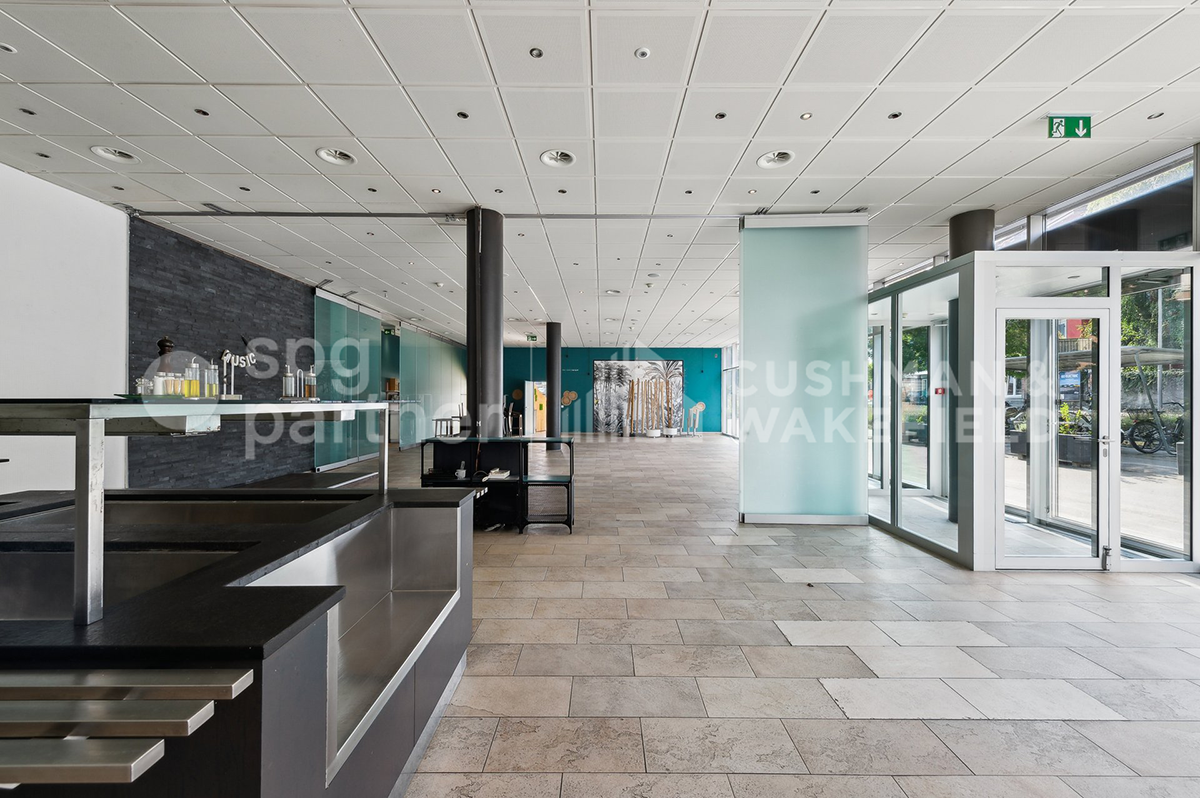 548m² Gewerbefläche","description":"Vielseitige, schlüsselfertige Fläche von 548 m² mit Terrasse und Parkplätzen.

Diese 548 m² grosse Fläche in Renens ist sofort verfügbar. Aktuell für die Gastronomie eingerichtet und ausgestattet, kann sie auch für andere Aktivitäten genutzt werden, die grosse fun