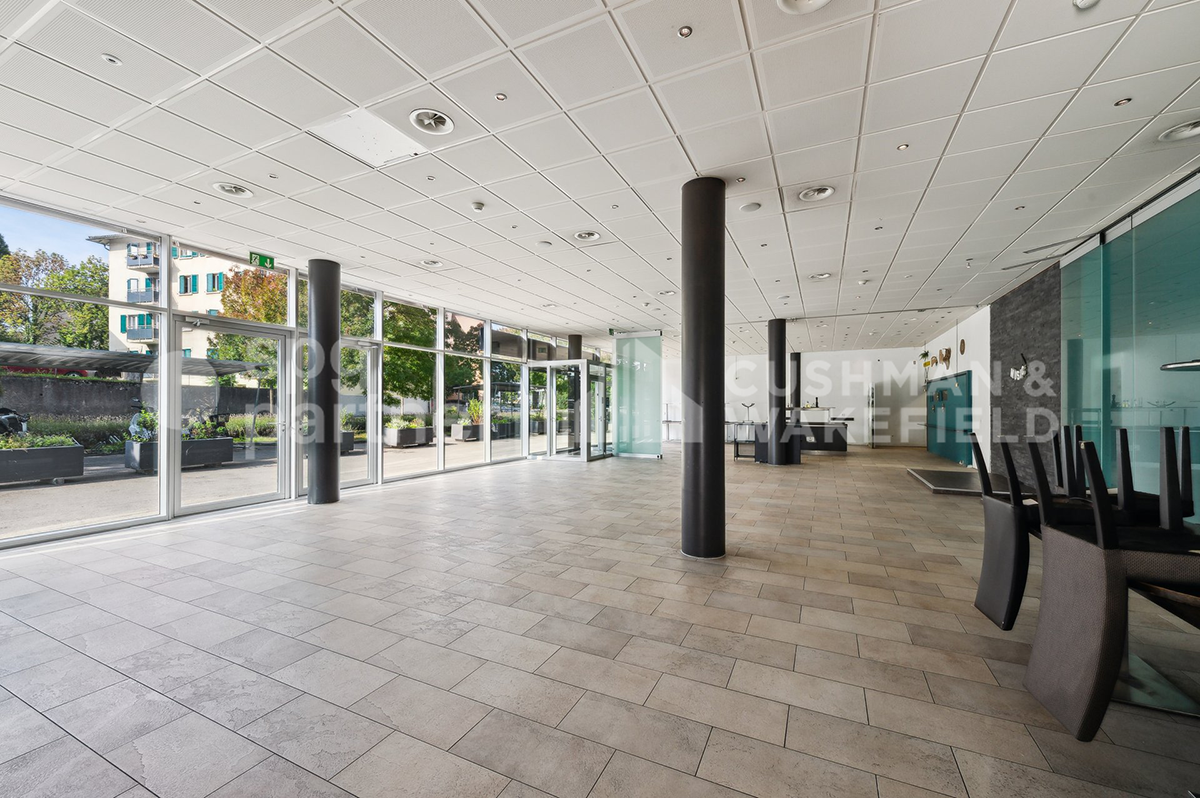 548m² Gewerbefläche","description":"Vielseitige, schlüsselfertige Fläche von 548 m² mit Terrasse und Parkplätzen.

Diese 548 m² grosse Fläche in Renens ist sofort verfügbar. Aktuell für die Gastronomie eingerichtet und ausgestattet, kann sie auch für andere Aktivitäten genutzt werden, die grosse fun
