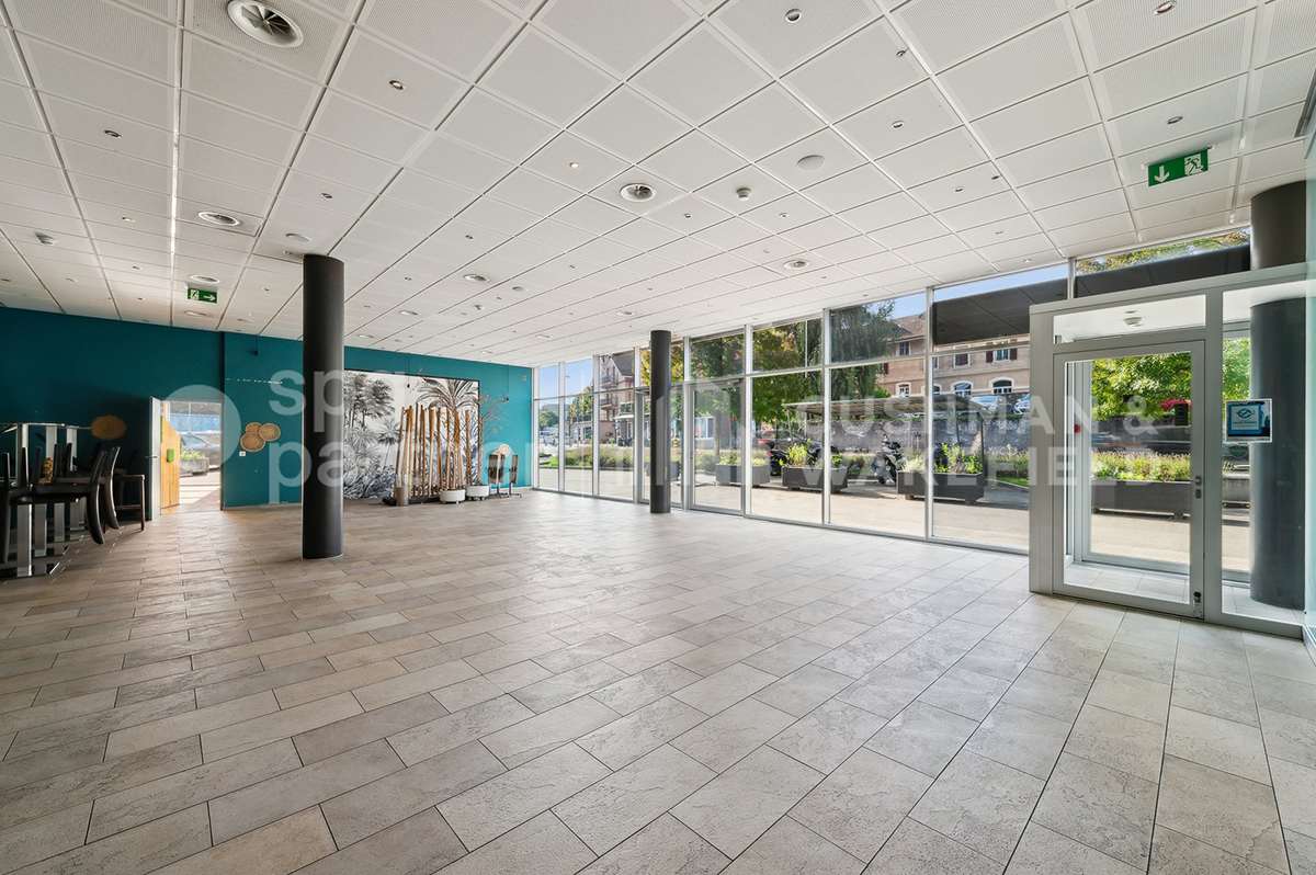 548m² Gewerbefläche","description":"Vielseitige, schlüsselfertige Fläche von 548 m² mit Terrasse und Parkplätzen.

Diese 548 m² grosse Fläche in Renens ist sofort verfügbar. Aktuell für die Gastronomie eingerichtet und ausgestattet, kann sie auch für andere Aktivitäten genutzt werden, die grosse fun