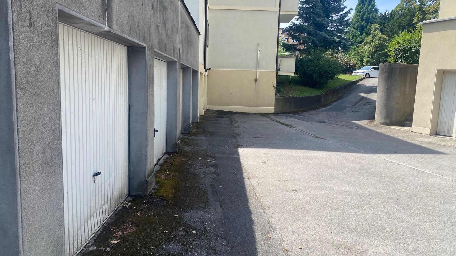 Posto auto interrato di 8m², foto 2 di 2