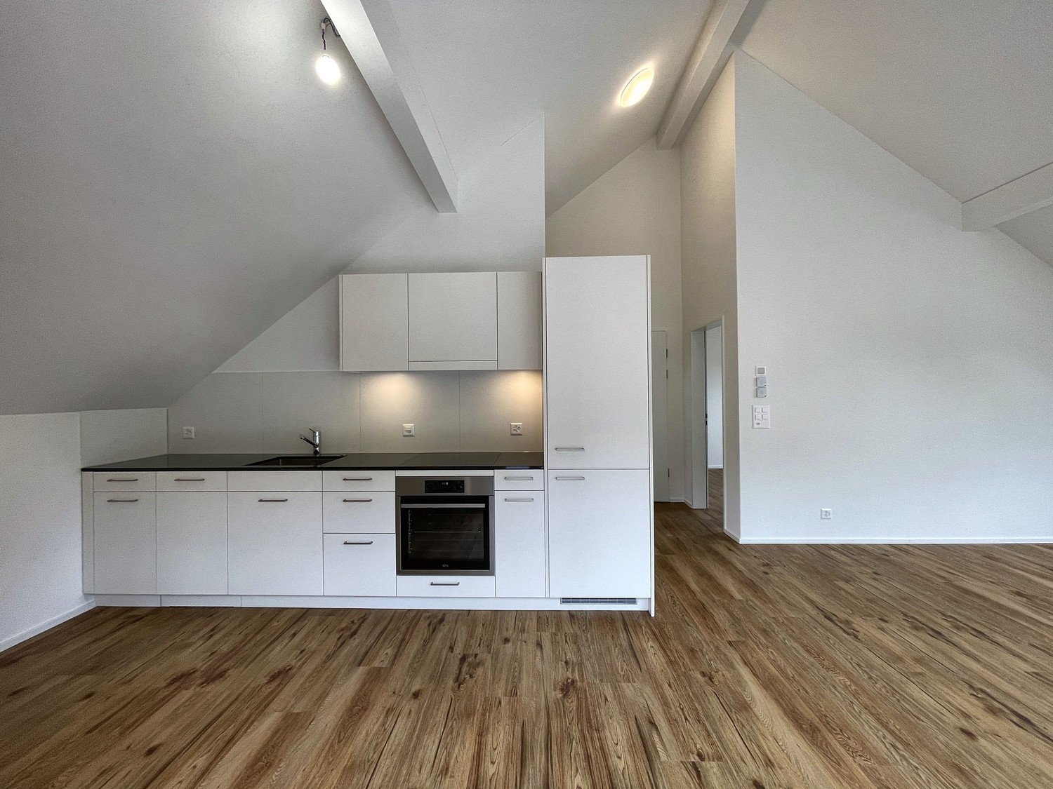 Appartamento mansardato di 2 ½ locali, foto 1 di 8