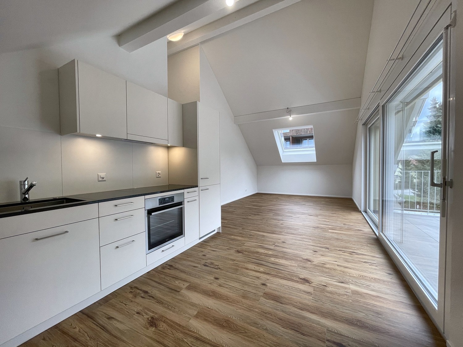 Appartamento mansardato di 2 ½ locali, foto 2 di 8