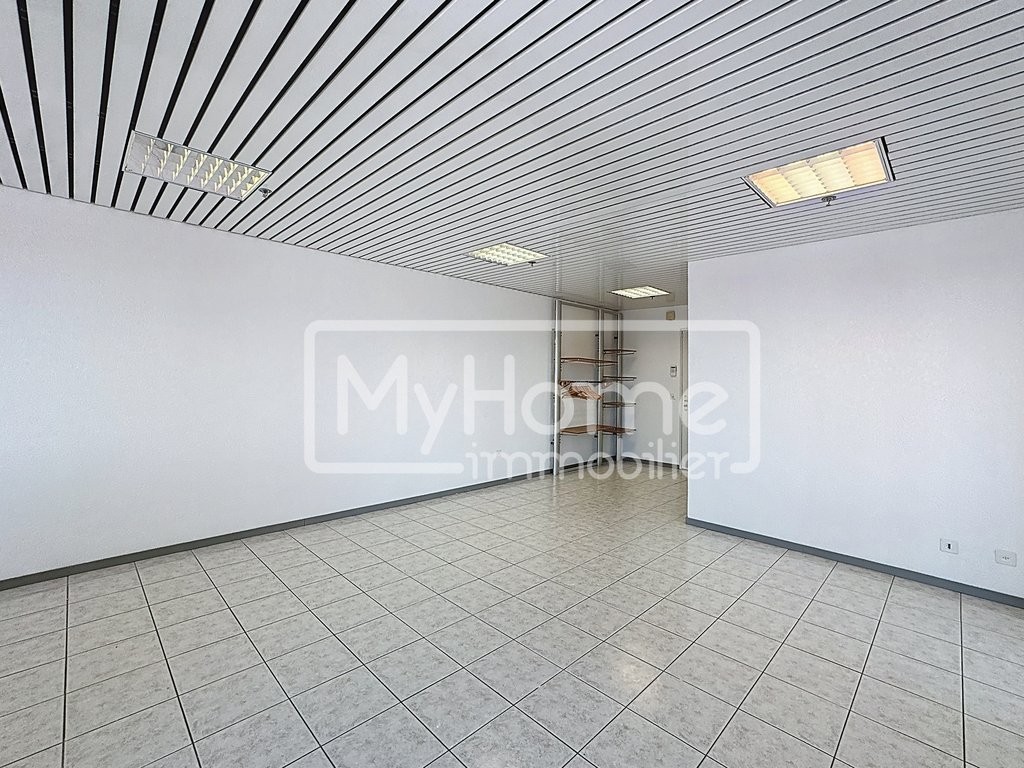 103m² shop