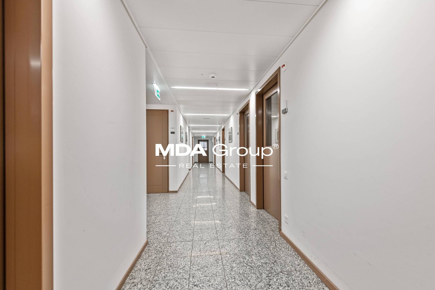 332m² office
