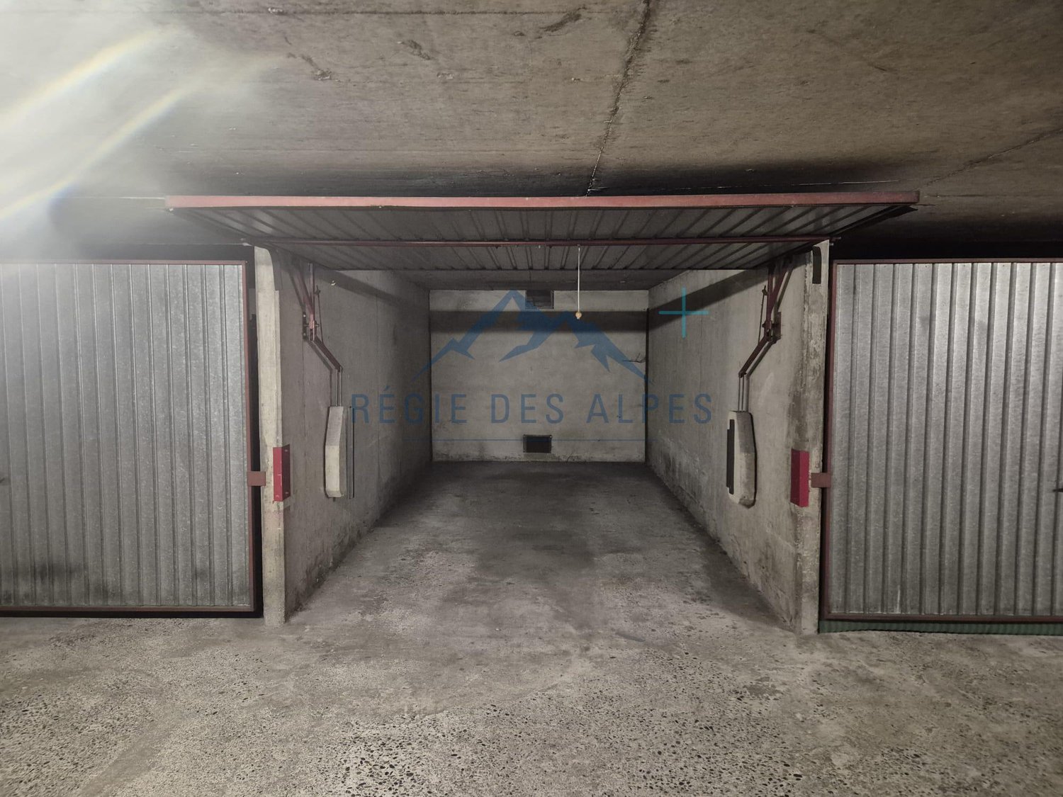 Posto auto coperto, foto 2 di 3