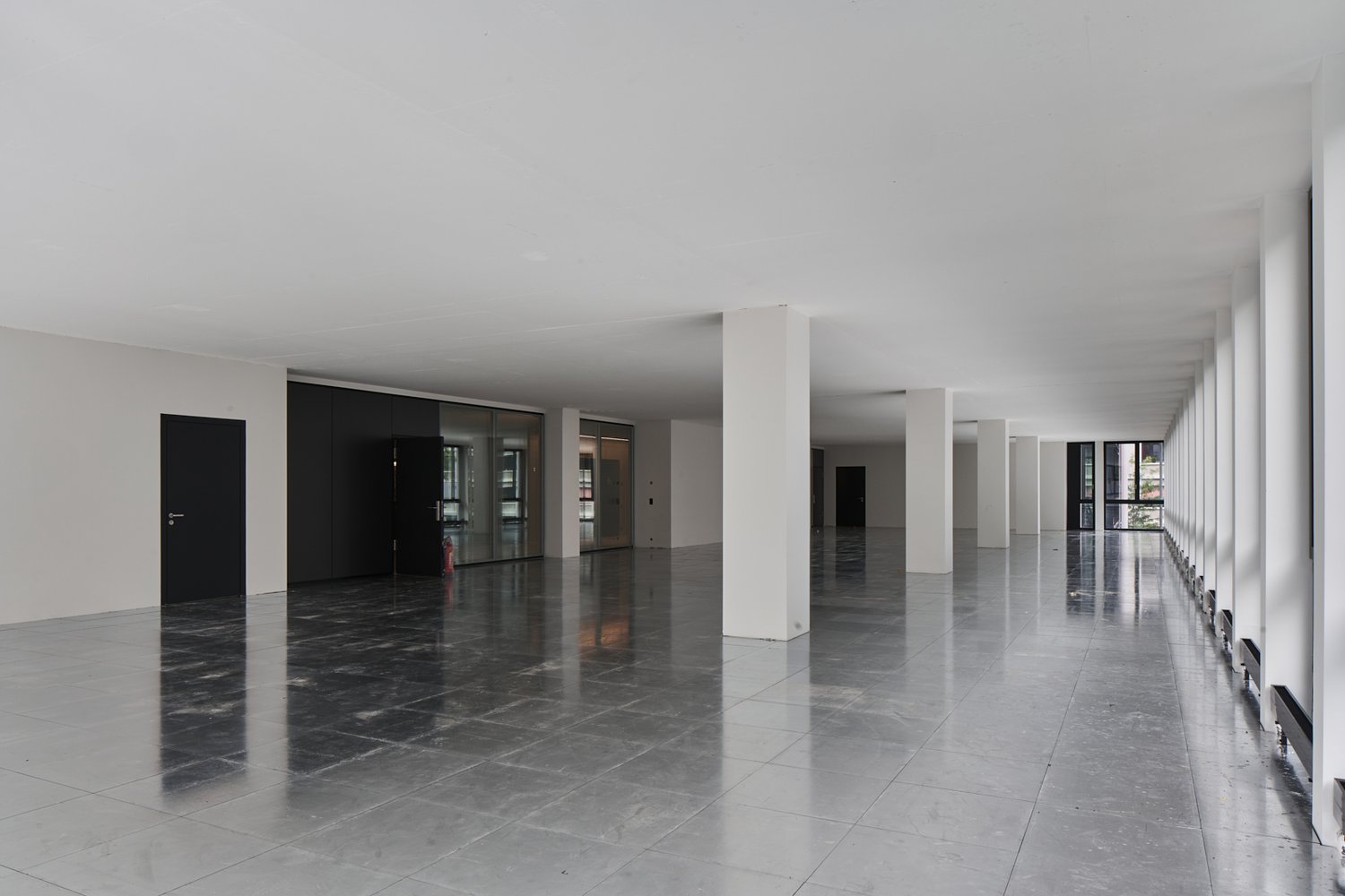 1990m² commerciale