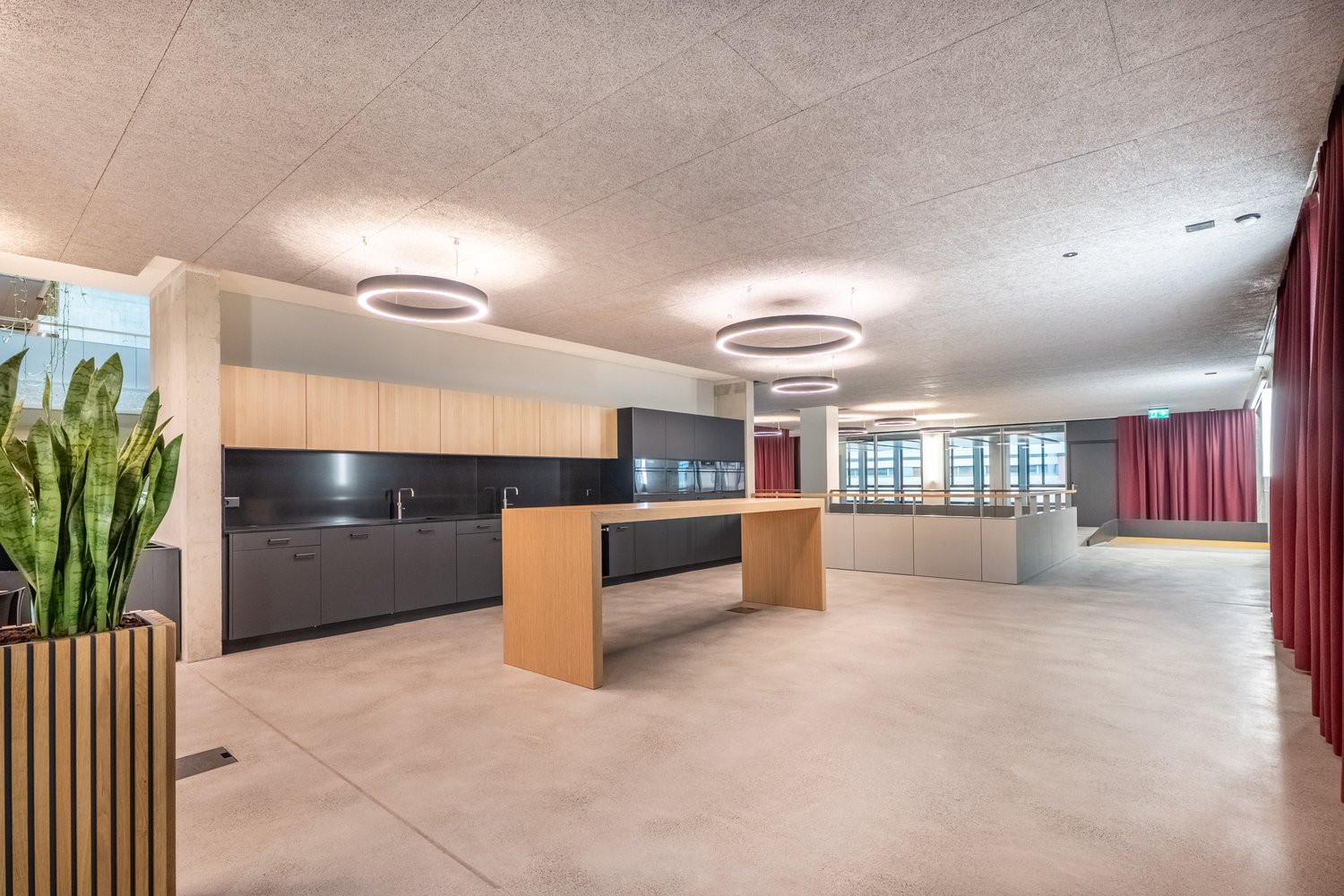 1990m² commerciale