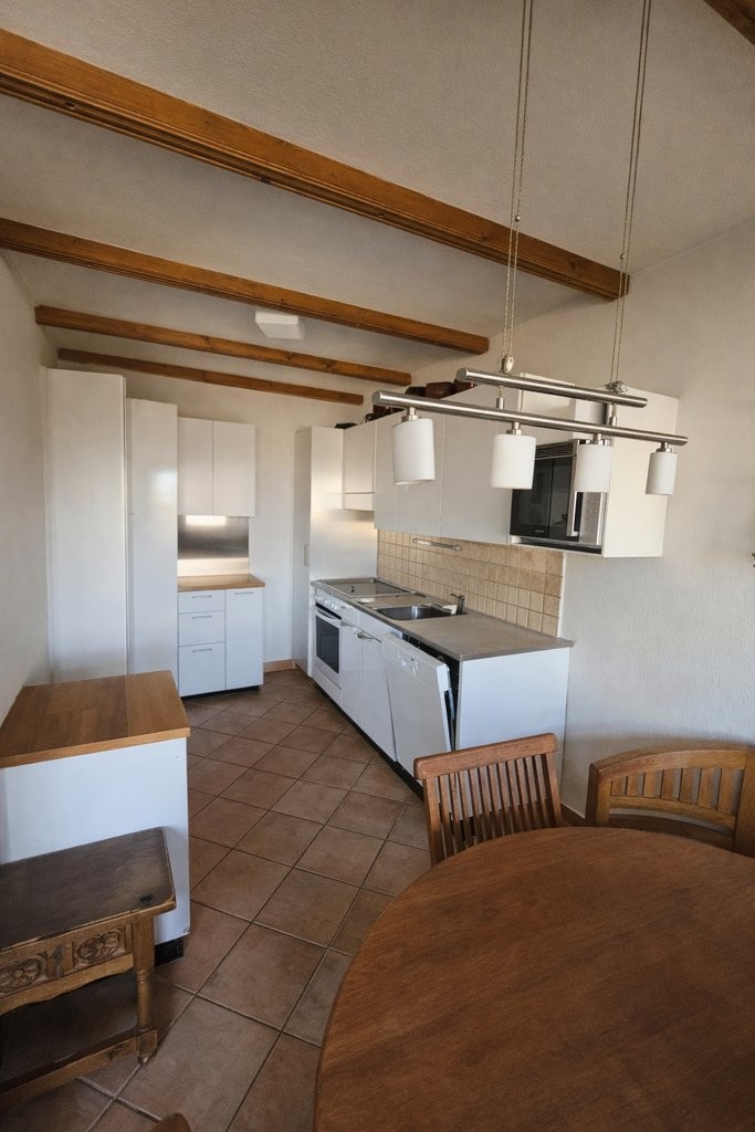 Appartamento di 4 locali

In piena trasformazione, il sud di Prilly è un ambiente dinamico che beneficia della propria fermata FFS collegata al RER vaudois. Tra la nuova pista di pattinaggio, il cinema e il centro commerciale, avrete l'imbarazzo della scelta!

Questo alloggio è composto come segue:
