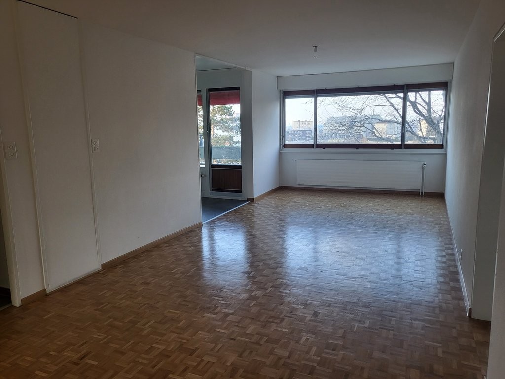 Appartamento di 4 locali

In piena trasformazione, il sud di Prilly è un ambiente dinamico che beneficia della propria fermata FFS collegata al RER vaudois. Tra la nuova pista di pattinaggio, il cinema e il centro commerciale, avrete l'imbarazzo della scelta!

Questo alloggio è composto come segue:
