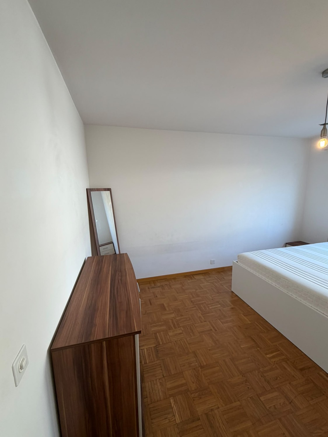 Camera in un appartamento condiviso, foto 1 di 5