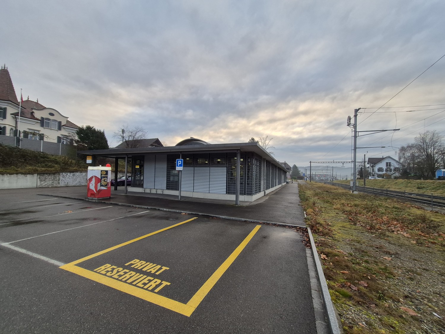 390m² shop