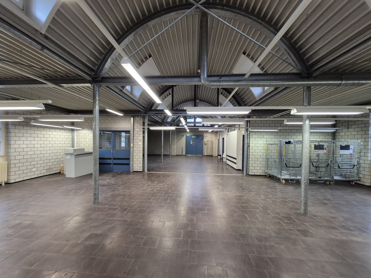 390m² shop
