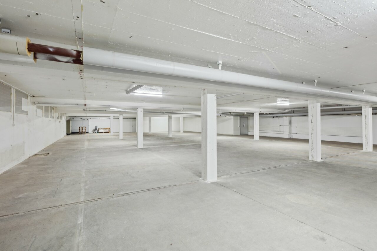 640m² storage room