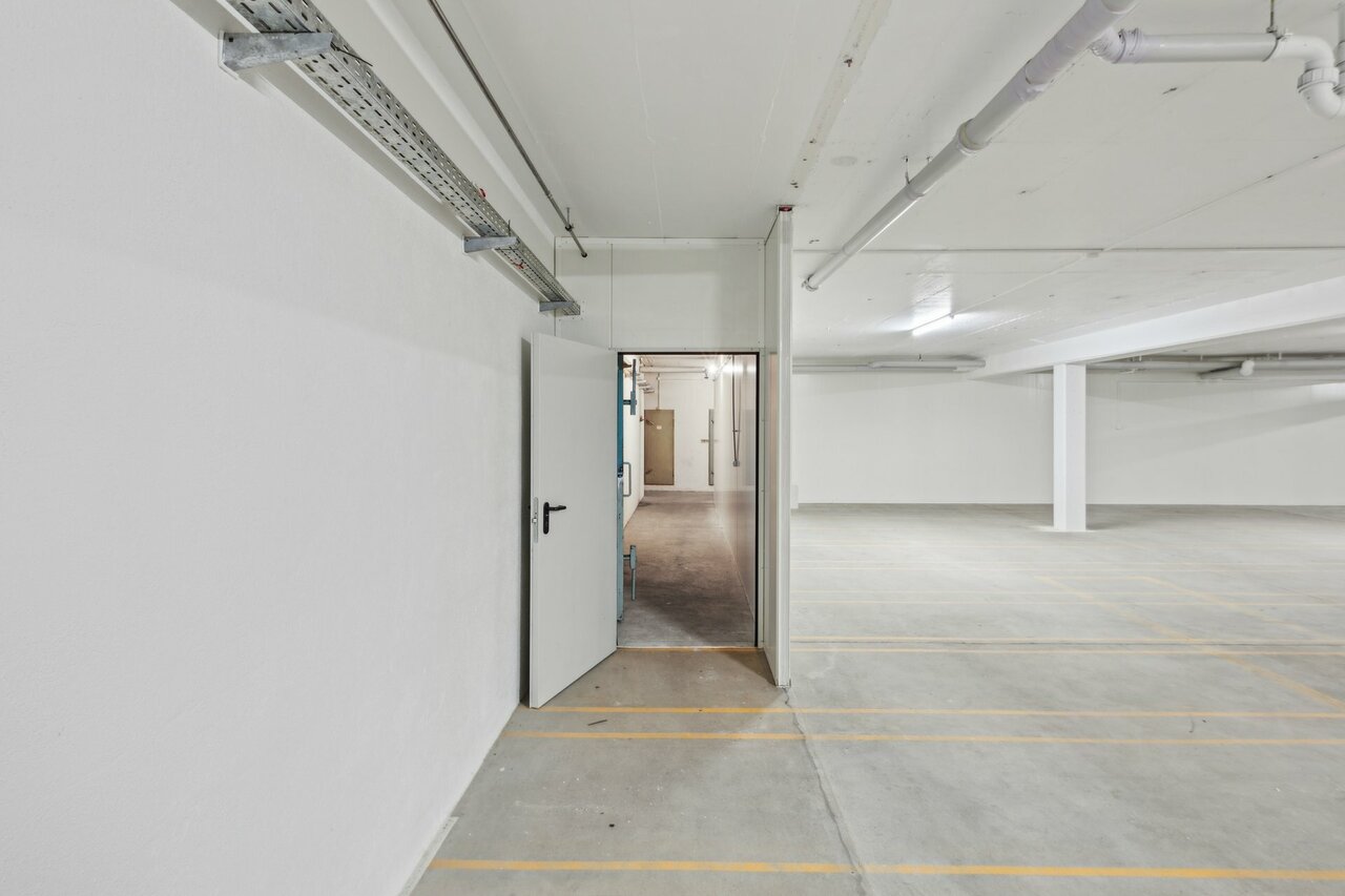 640m² storage room