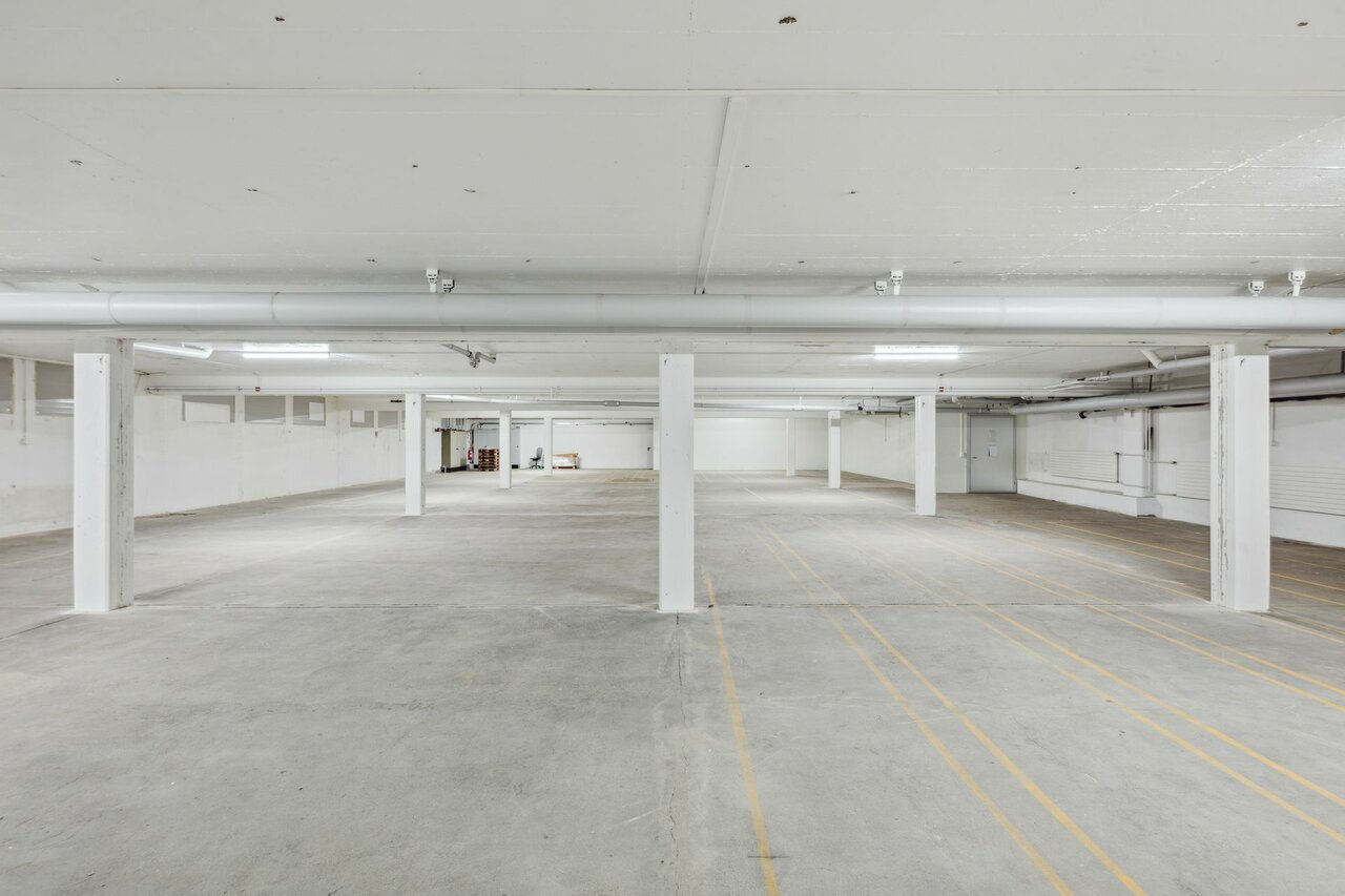 640m² storage room