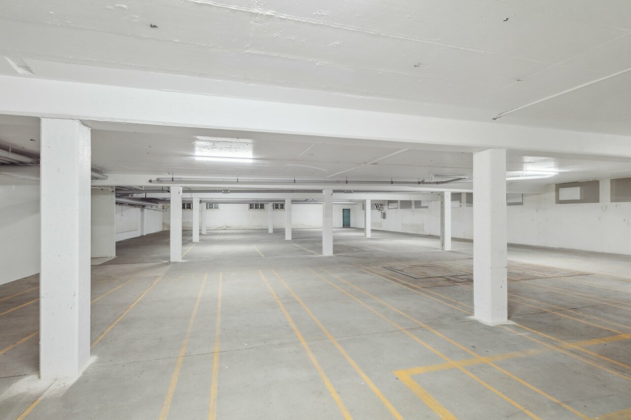 640m² storage room