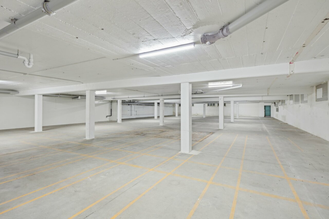 640m² storage room