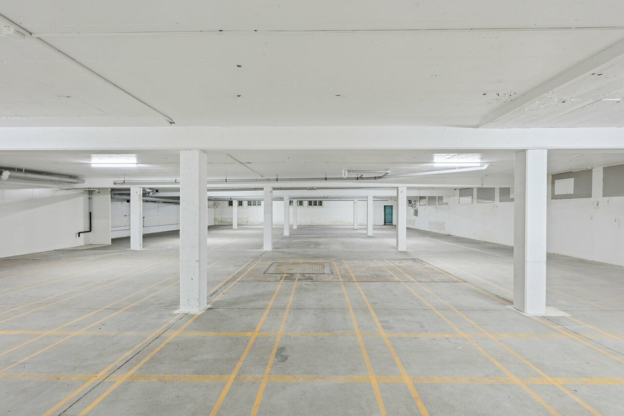 640m² storage room