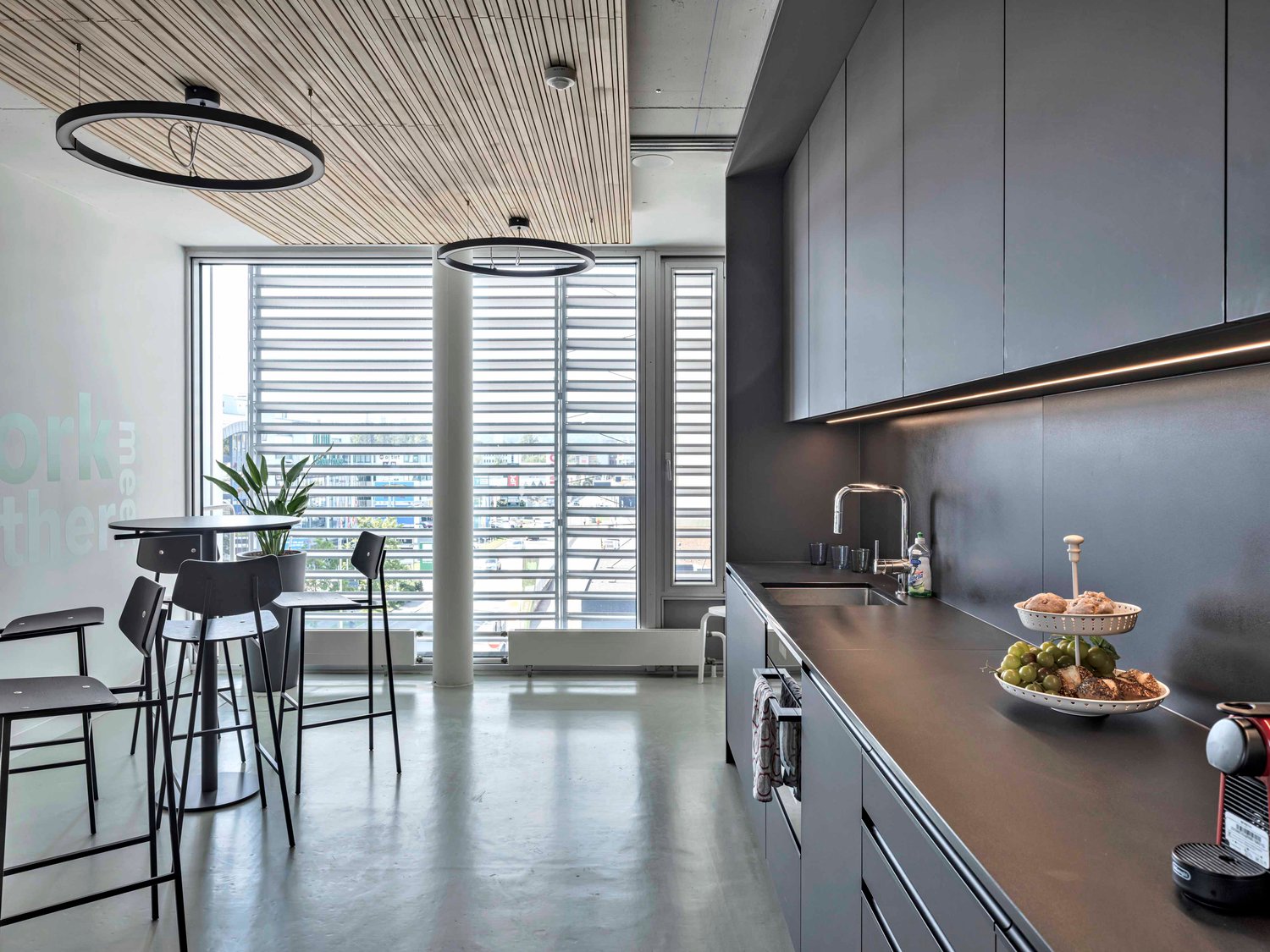 328m² office