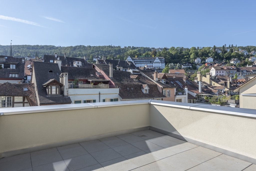 Appartamento di 2 ½ locali

Elegante e con un comfort abitativo moderno, questo appartamento è ideale per coppie e singoli. L'edificio residenziale si trova vicino al centro di Biel. I mezzi di trasporto pubblico con collegamenti in tutte le direzioni, così come le possibilità di acquisto, si trovan