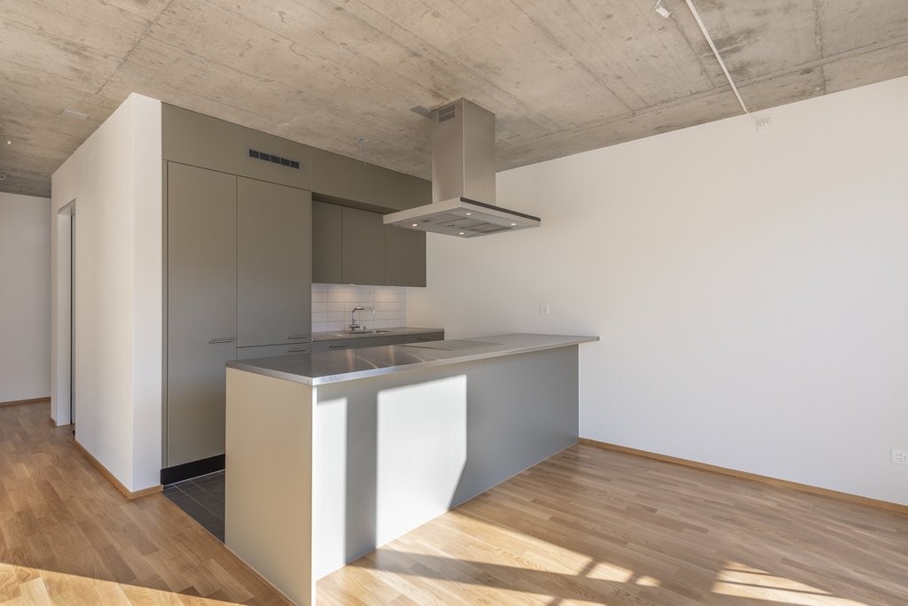 Appartamento di 2 ½ locali

Elegante e con un comfort abitativo moderno, questo appartamento è ideale per coppie e singoli. L'edificio residenziale si trova vicino al centro di Biel. I mezzi di trasporto pubblico con collegamenti in tutte le direzioni, così come le possibilità di acquisto, si trovan