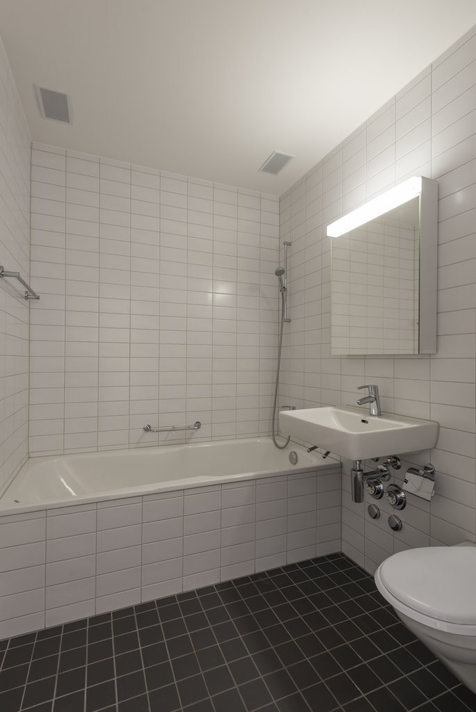 Appartamento di 2 ½ locali

Elegante e con un comfort abitativo moderno, questo appartamento è ideale per coppie e singoli. L'edificio residenziale si trova vicino al centro di Biel. I mezzi di trasporto pubblico con collegamenti in tutte le direzioni, così come le possibilità di acquisto, si trovan