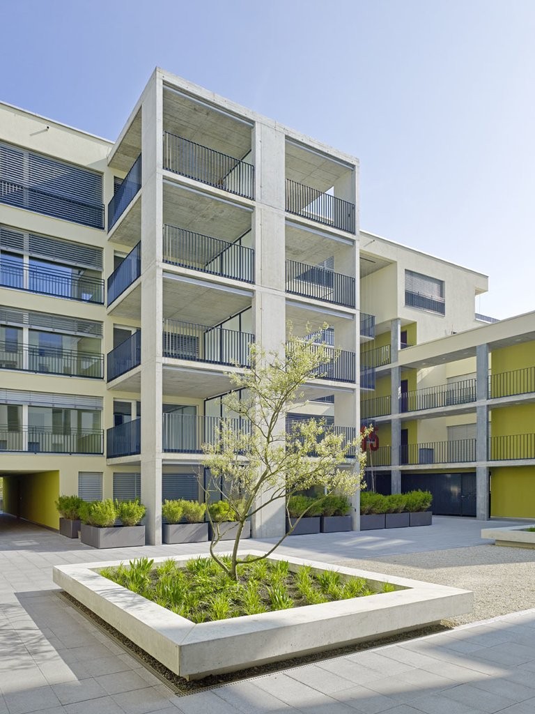 Appartamento di 2 ½ locali

Elegante e con un comfort abitativo moderno, questo appartamento è ideale per coppie e singoli. L'edificio residenziale si trova vicino al centro di Biel. I mezzi di trasporto pubblico con collegamenti in tutte le direzioni, così come le possibilità di acquisto, si trovan